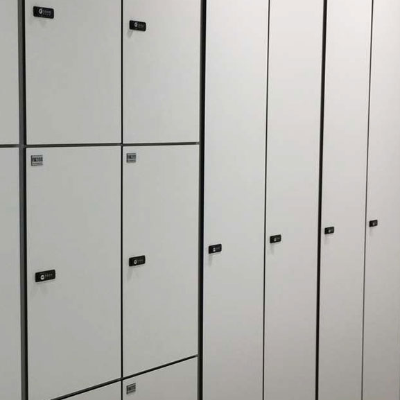 Mekaaninen koodilla toimiva kalustelukko