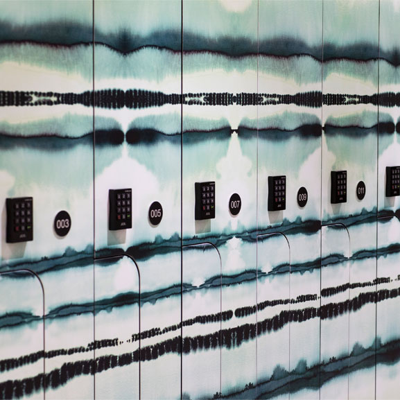 Tronic Pro -kalustelukko pukukaapin ovessa