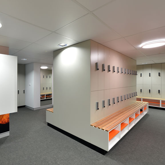 Elock Pro liikuntakeskuksen pukukaapeissa