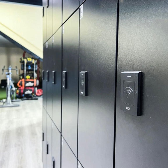 Keya Konnect kuntosalin pukukaapeissa