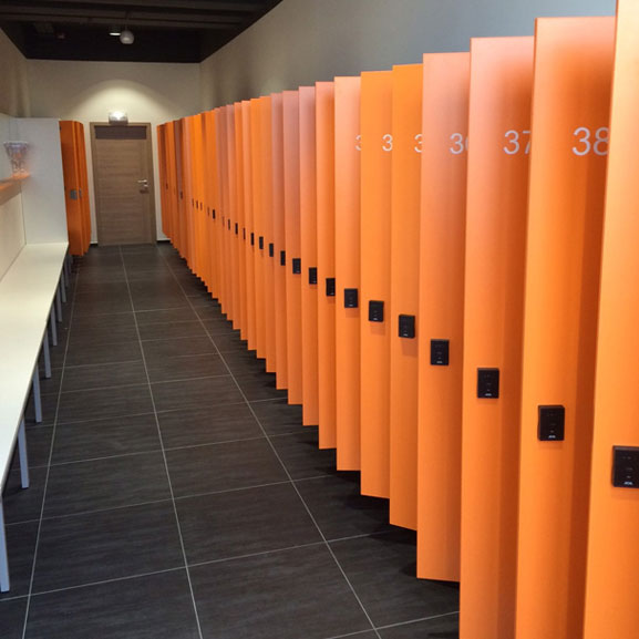 Tronic Pro kuntosalin pukukaapeissa