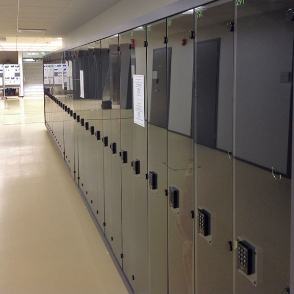 Tronic Pro koulun vaatekaapeissa